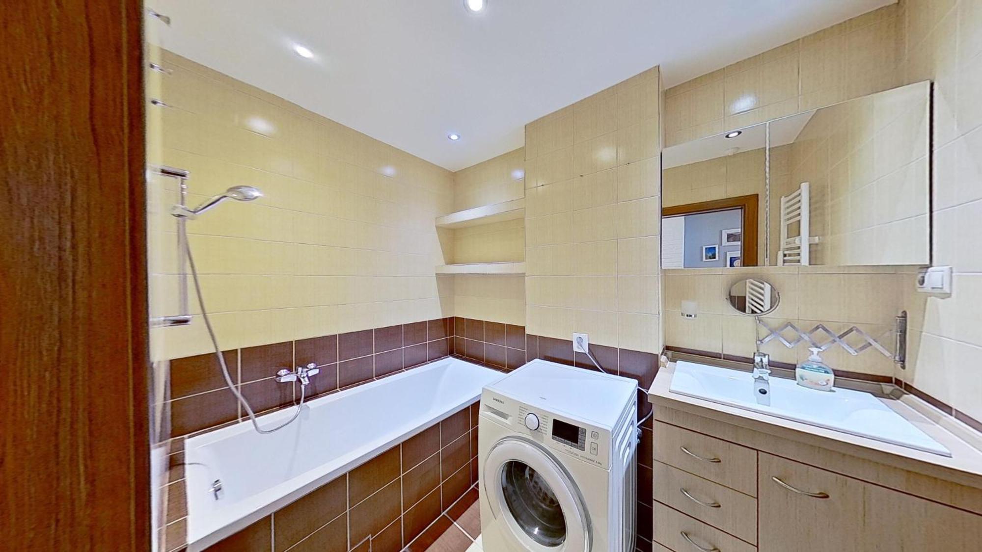 2Br Apt With Free Garage Parking, Close To The Historic Centre ブラチスラヴァ エクステリア 写真