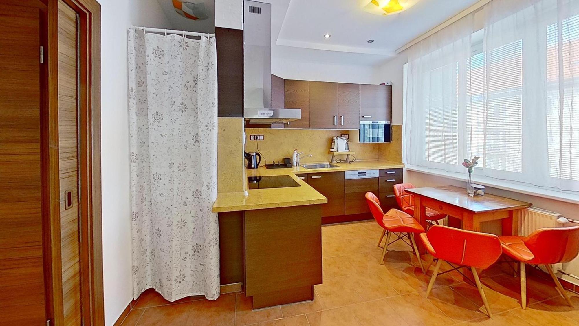 2Br Apt With Free Garage Parking, Close To The Historic Centre ブラチスラヴァ エクステリア 写真